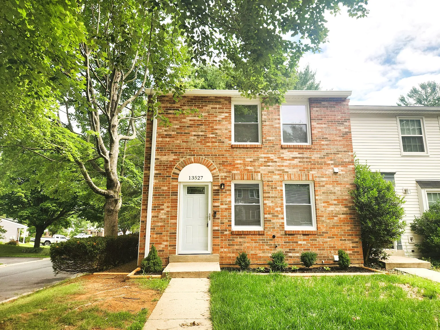 Modern 3-Level End-Unit Townhome in Germantown for Rent! — Photo 1