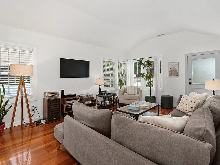 215 N Rios Ave — Photo 2