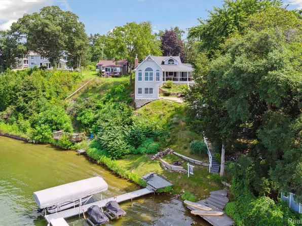 3405 Duffield St, White Lake, MI 48383