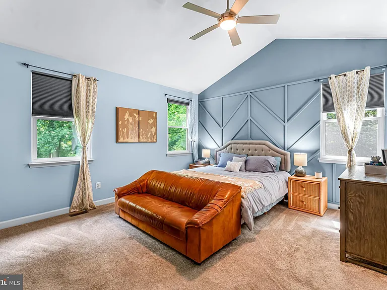 10870 Hammond Dr — Photo 33