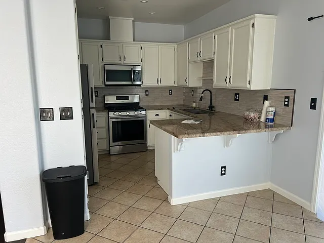 2239 Roberta Ave — Photo 9