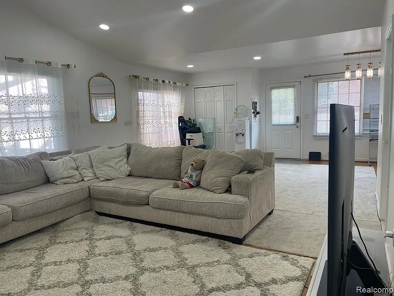740 N Vernon St — Photo 3