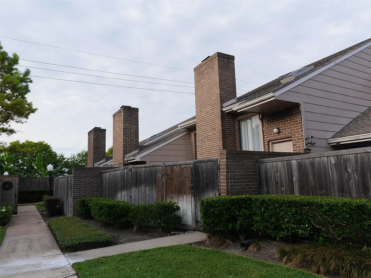 Building Photo - 13840 Hollowgreen Dr