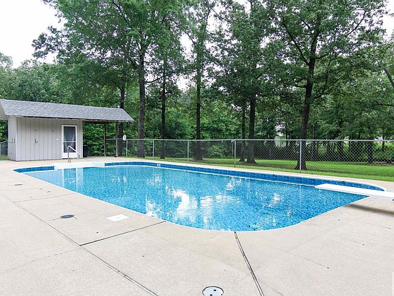 4th image of 343 Farmer Ln