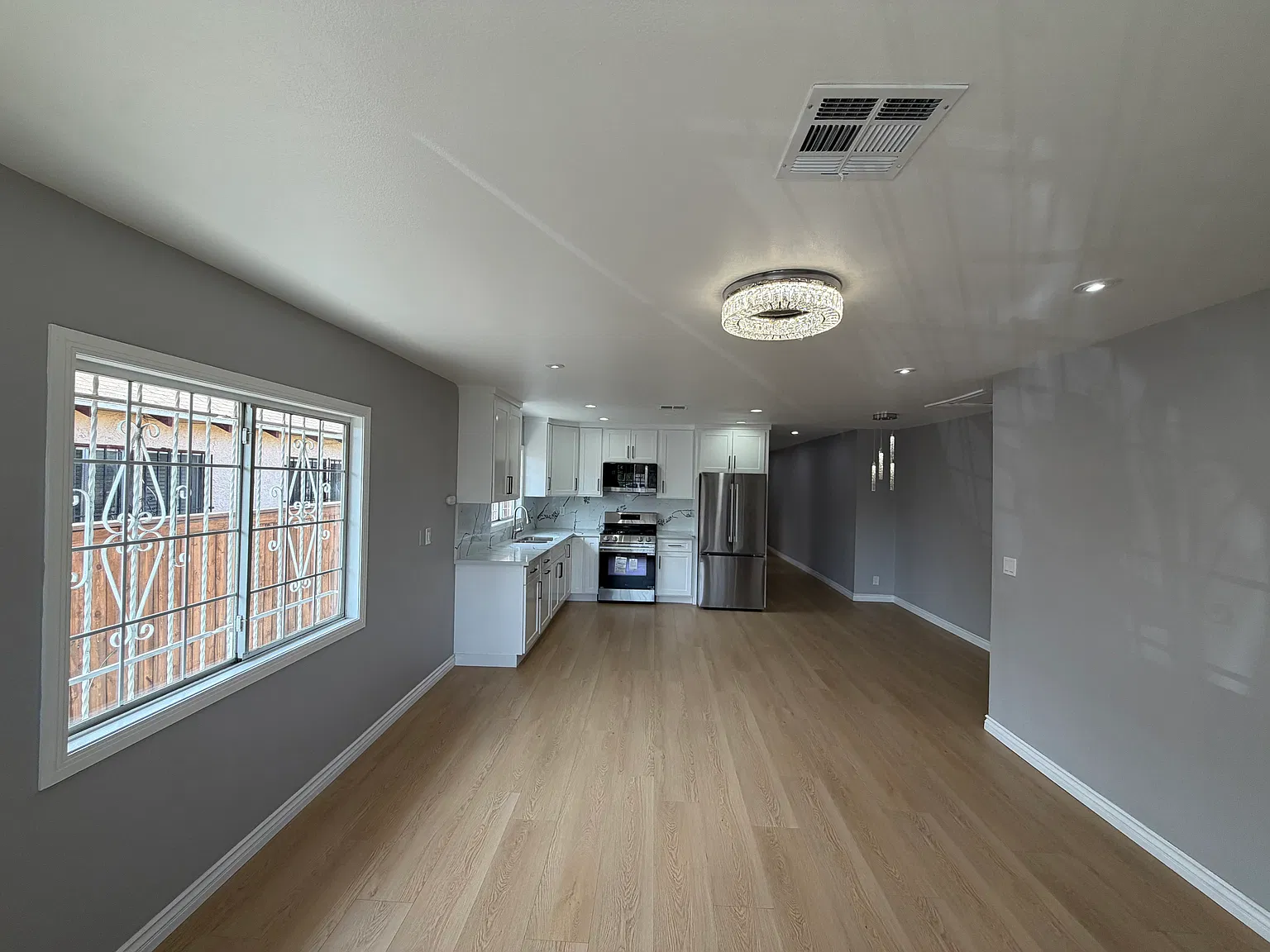 3 bed, 780 sqft, $3,700 — Photo 3