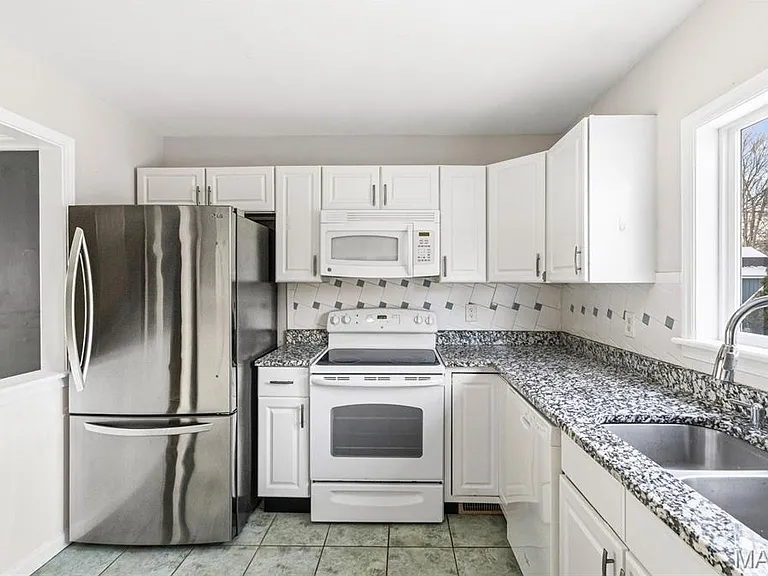 835 N Forest Ave — Photo 5