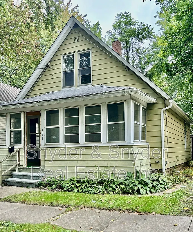 3 bed, 1.0 bath, $900 — Photo 1