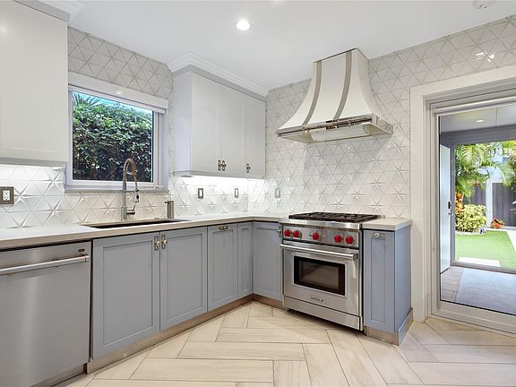 5th image of 390 NE 10th Avenue