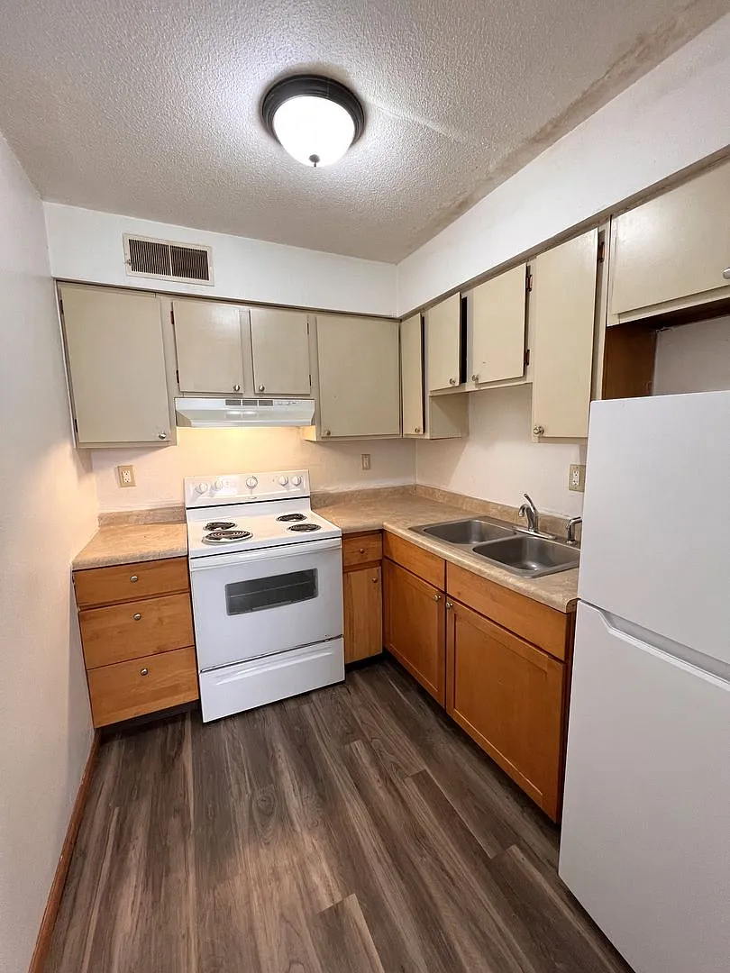 Freshly Renovated 1 Bedroom 1 Bath Unit - Coralville, IA — Photo 3