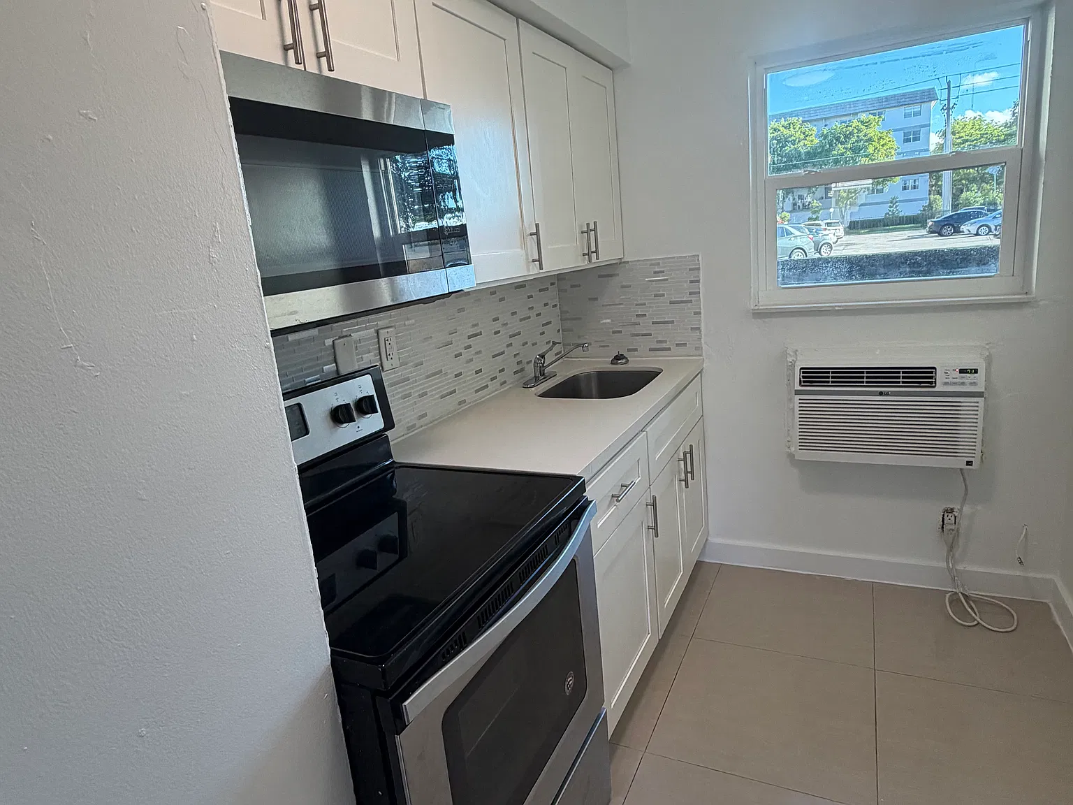 9050 NE 8th Ave — Photo 3