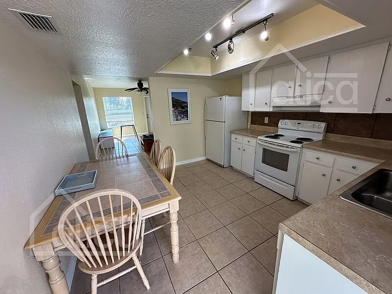 13753 Oleander Ave — Photo 9