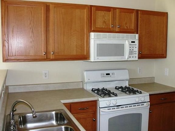 5th image of 947 Flagstone Dr