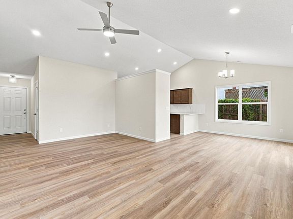 2nd image of 218 W Oak St
