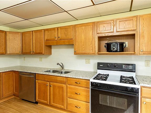 4th image of 390 Cathy Dr