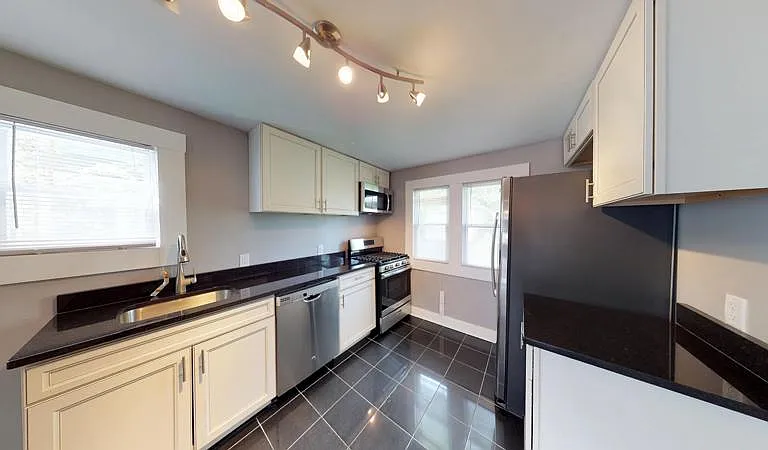 240 Lorraine Ave — Photo 6