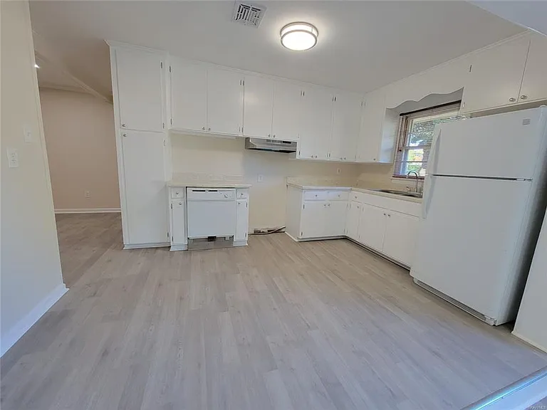 950 Karen Rd — Photo 2