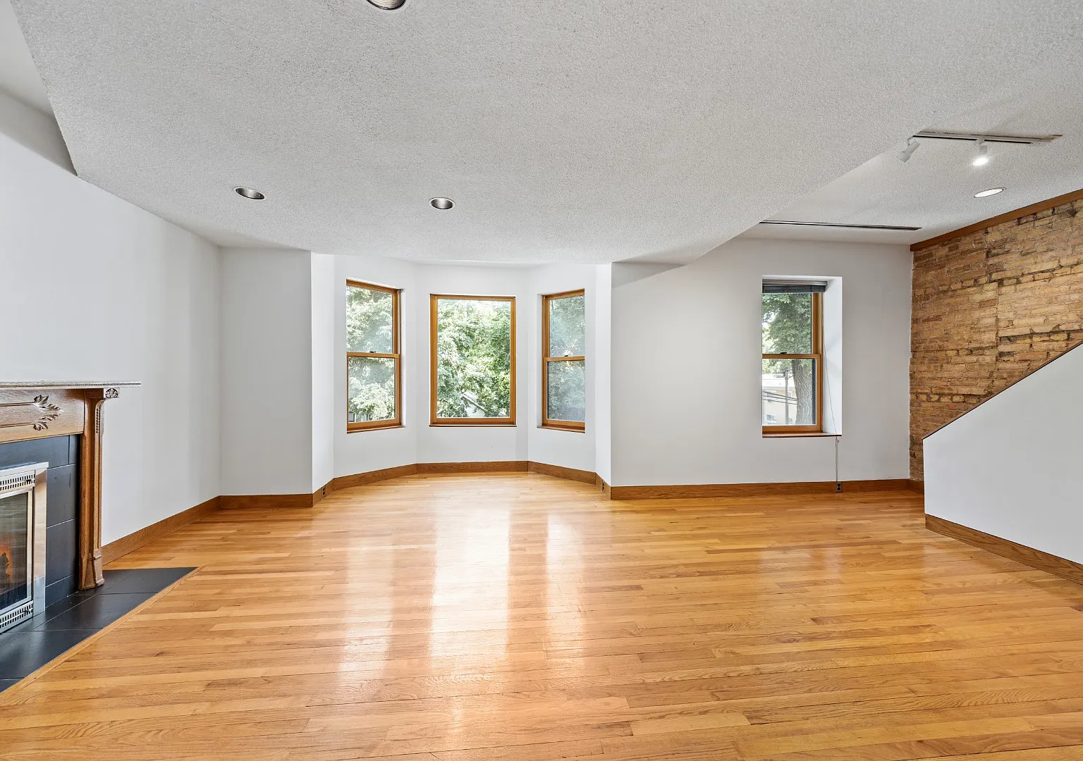 Charming Vintage Second Floor Duplex with In-Unit Laundry in Heart of Oak Park — Photo 1