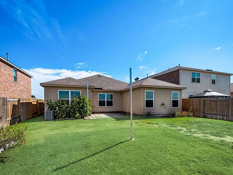 2106 Bluebell Dr — Photo 8