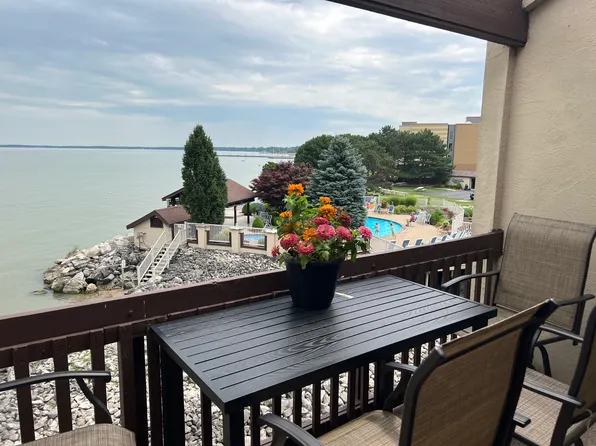 1803 E Perry St APT 47, Port Clinton, OH 43452