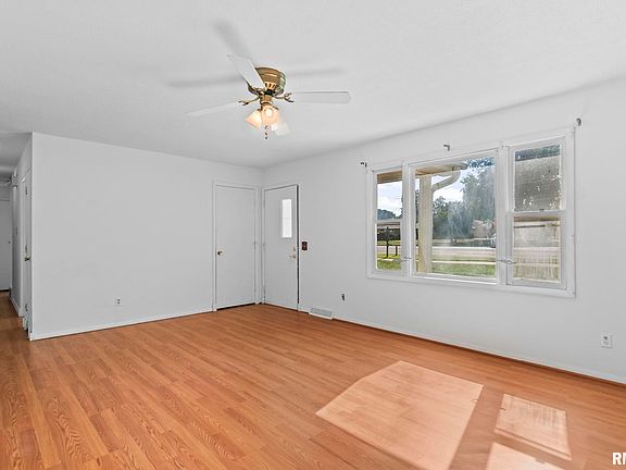 5th image of 2217 E Sangamon Ave