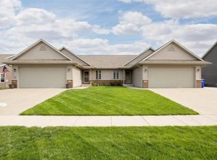 222 Sierra Park Dr, Hills, IA 52235