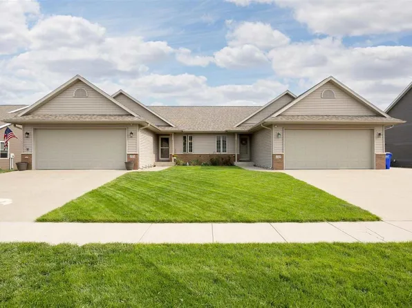 222 Sierra Park Dr, Hills, IA 52235