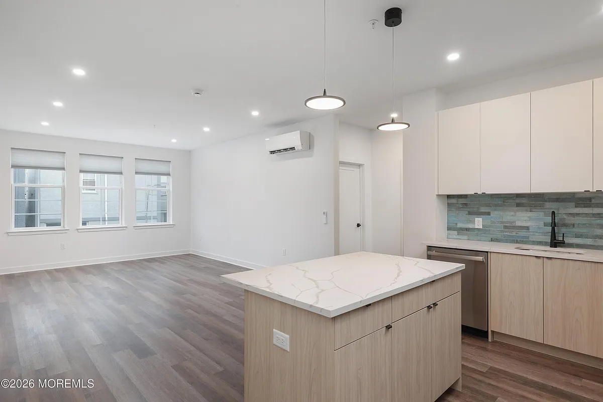 Building Photo - 6 W End Ct #209