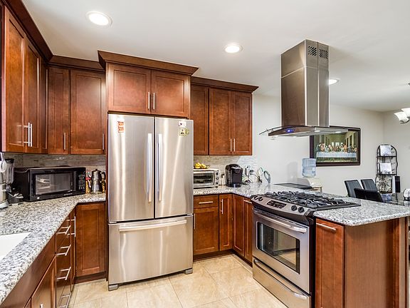 4th image of 581 Sandalwood Dr