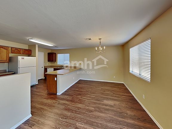 5th image of 1427 S 105th Dr