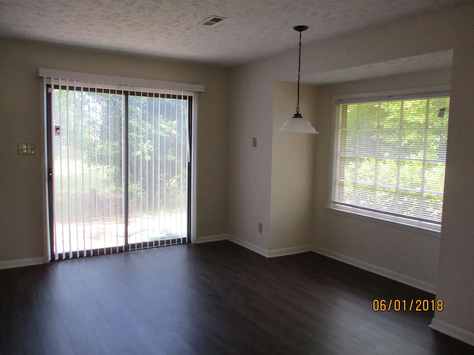 2 bed, 1.0 bath, 968 sqft, $1,050 — Photo 4