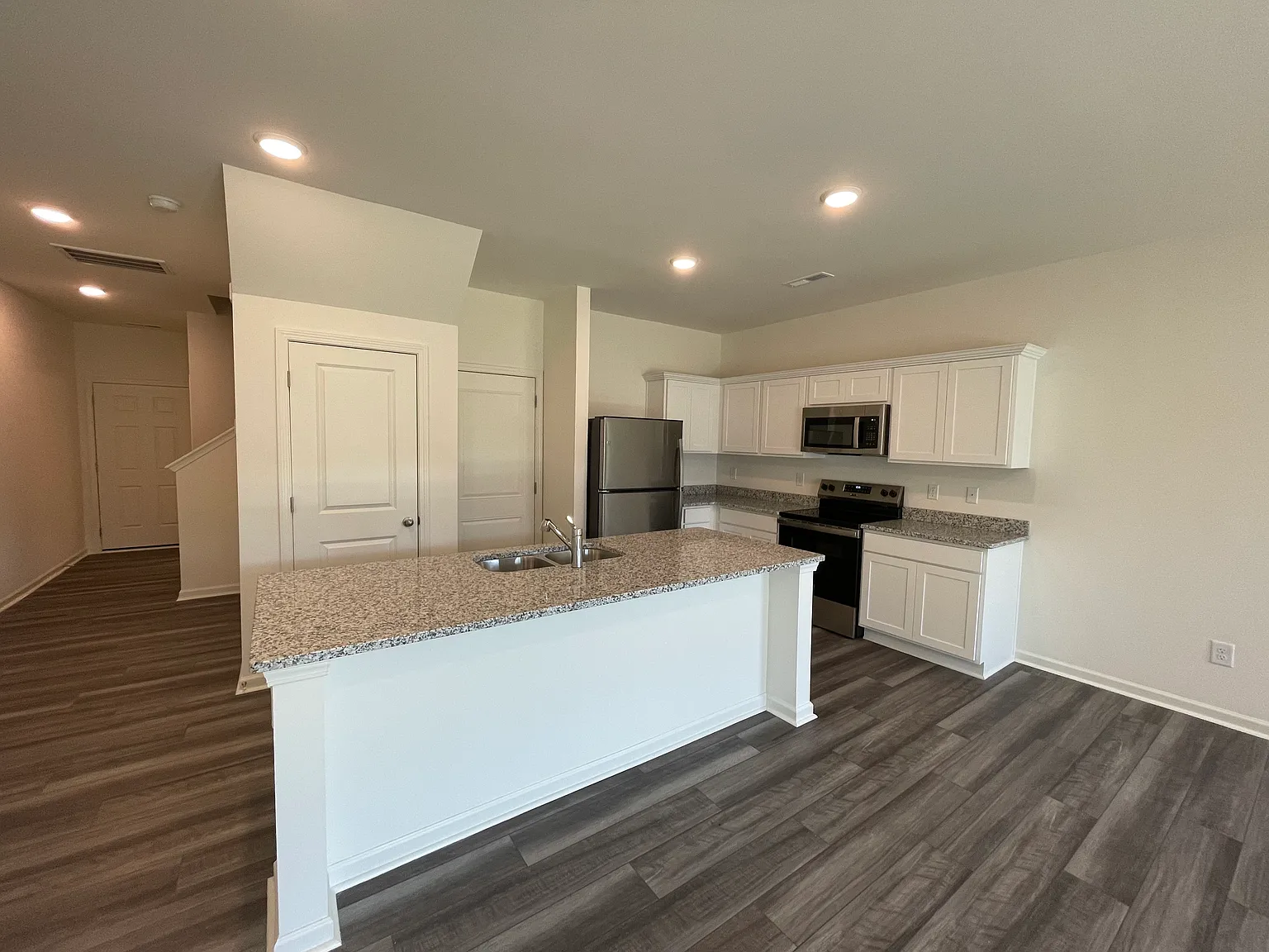 3 bed, 2.5 bath, 1515 sqft, $1,795 — Photo 2