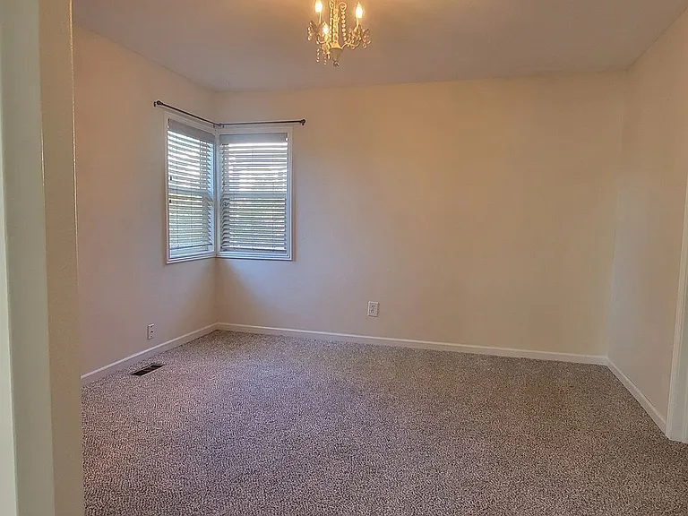727 Clover Ave — Photo 4
