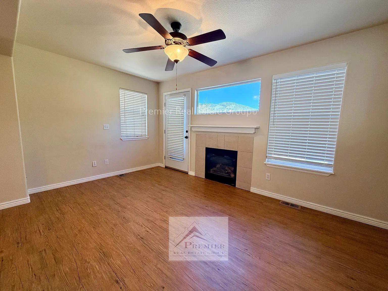3 bed, 2.5 bath, 1483 sqft, $1,985 — Photo 3