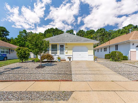 4th image of 2148 Mount Hood Ln