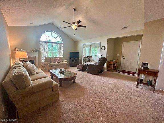 3rd image of 390 Quarry Lakes Dr