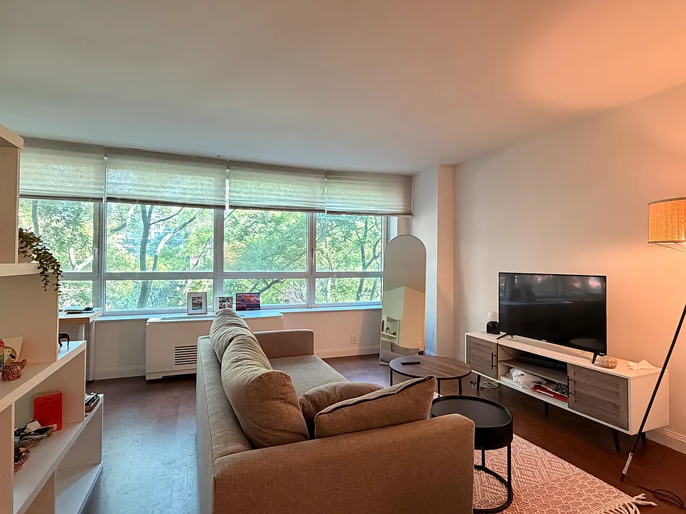 200 E 94th St #305
