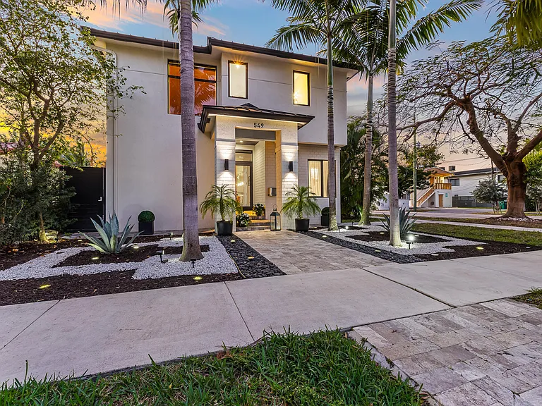 549 NE 10th Ave — Photo 6