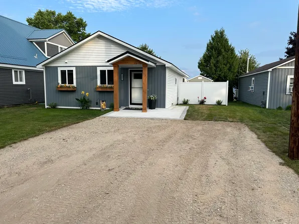 3551 W Lake Mitchell Dr, Cadillac, MI 49601