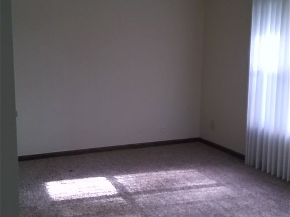 5th image of 8 Christie Ct SE