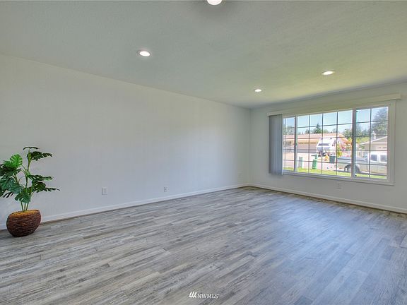 Formal Living Room. Recessed can lights throughout.>