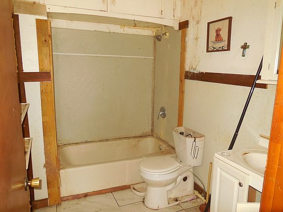 4th image of 502 Travis St