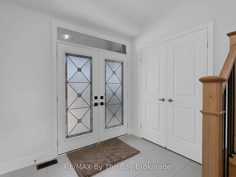 48 Del Ray Cres — Photo 2