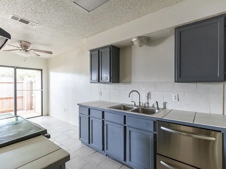 4925 Greenslope Dr — Photo 10