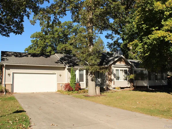 5599 Hickory Cir, Flushing, MI 48433