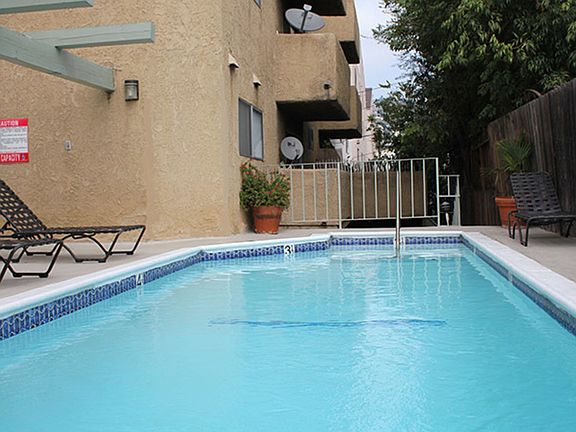 5th image of 700 NW Knoll Dr #204