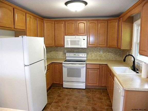 3rd image of 14 Clemente Ln