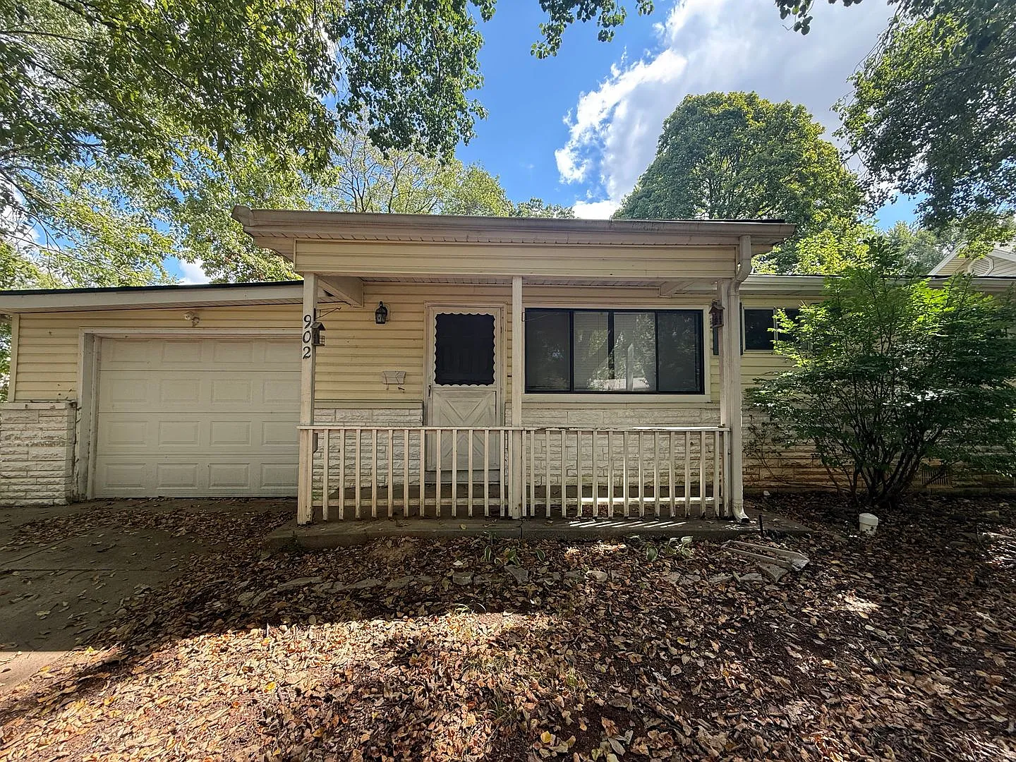 Available Now 2 bedroom 1 bath with attached 1 car garage — Photo 1