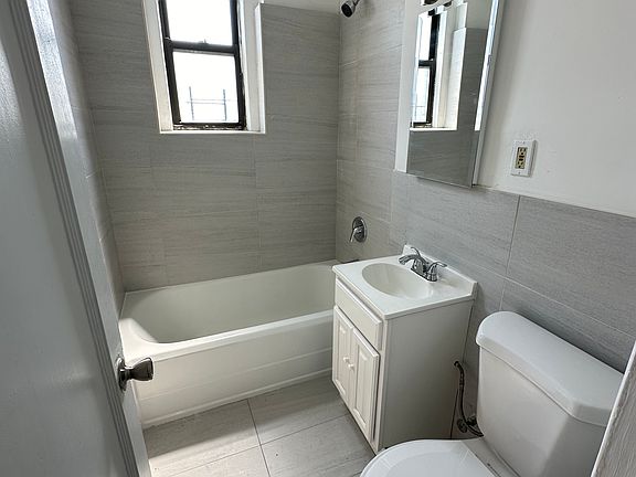 4th image of 3338 Parsons Blvd