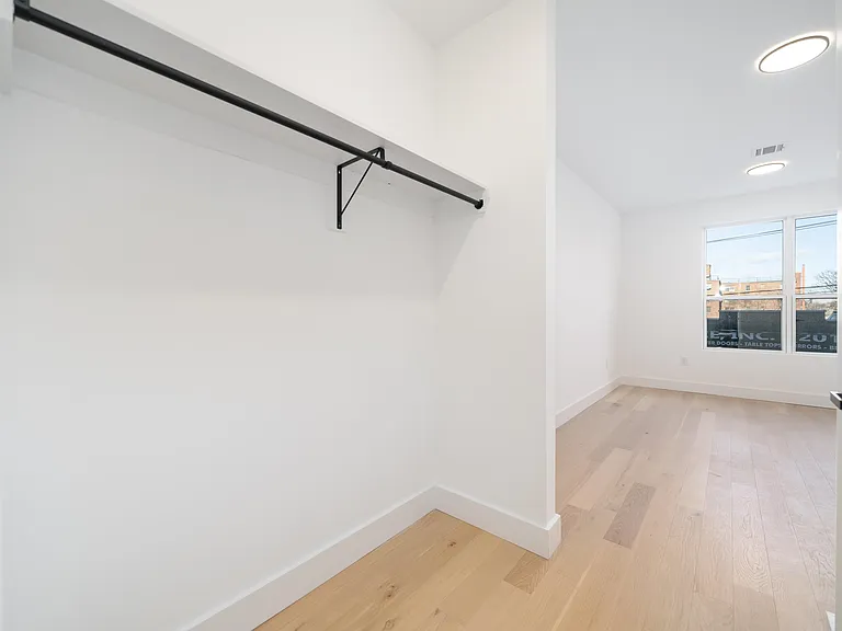 649 38th St #211 — Photo 13