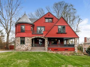 39 Overlook Cir, New Rochelle, NY 10804